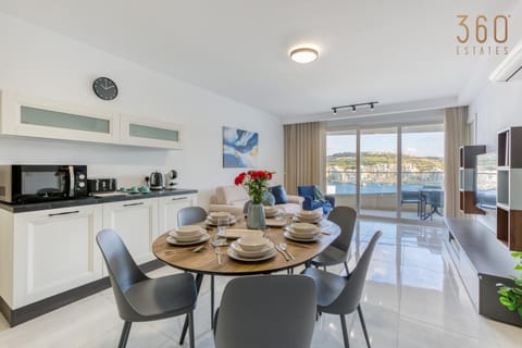 Coffee/tea facilities, Kitchen or kitchenette, Living room, Food and drinks, Seating area, Dining area, Food, dishwasher, minibar, pet friendly, stove, toaster