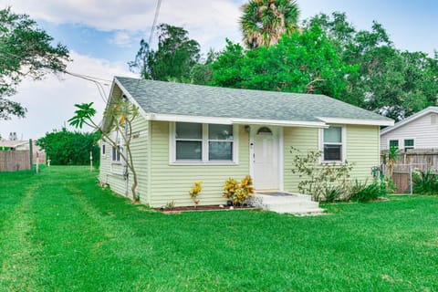 Centrally Located Merritt Island Cottage with Deck! House in Merritt Island
