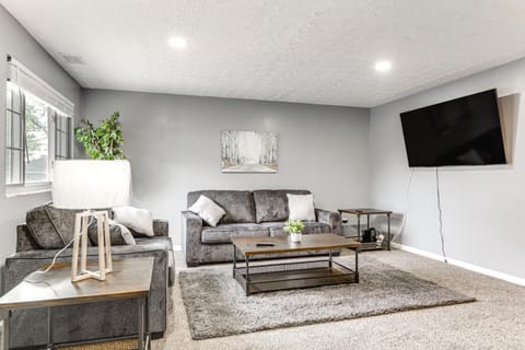 4 Mi to MetroParks Ice Rink Pet-Friendly Getaway House in Dayton