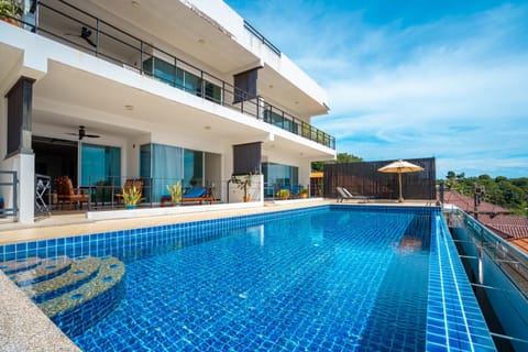 Property building, Day, Swimming pool, sunbed
