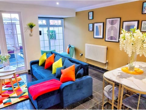 Communal lounge/ TV room, TV and multimedia, Living room, Dining area