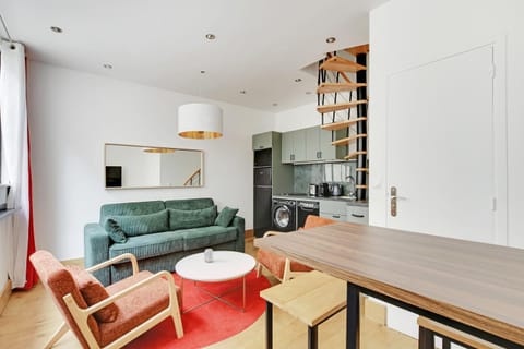 Kitchen or kitchenette, Living room, Seating area, Dining area, stove