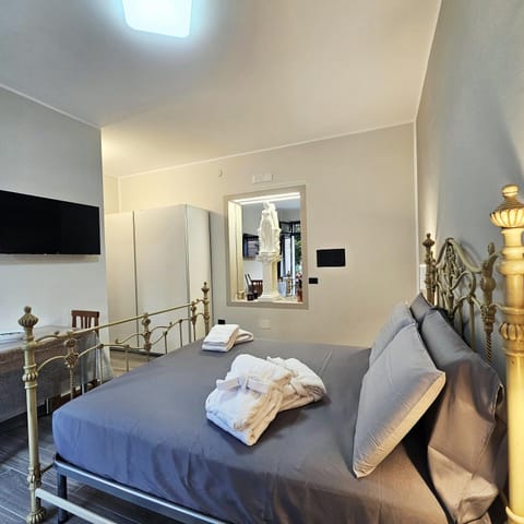 Bed, TV and multimedia, Living room, Photo of the whole room, Seating area, Bedroom, towels