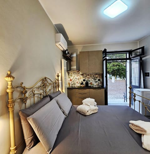 Bed, Kitchen or kitchenette, Living room, Photo of the whole room, Seating area, Bedroom, minibar, towels, air conditioner