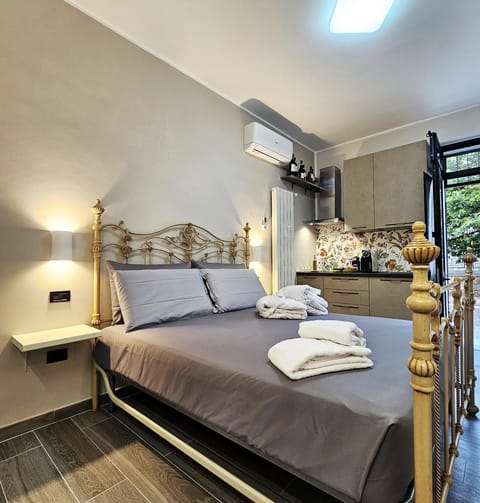 Bed, Kitchen or kitchenette, Living room, Photo of the whole room, Seating area, Bedroom, towels, air conditioner