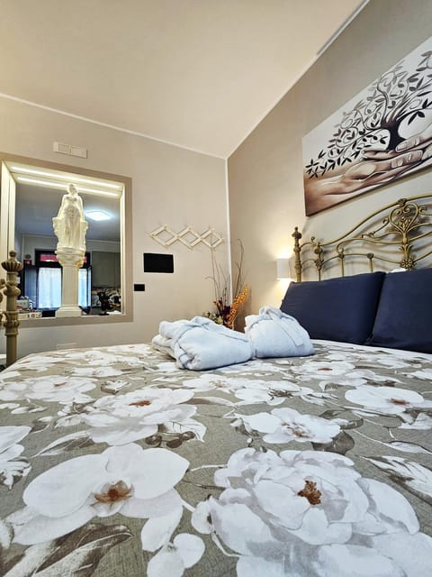 Bed, Decorative detail, Decorative detail, Bedroom, towels, towels