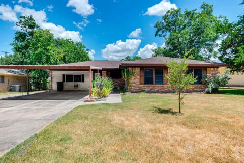 2 Mi to Kyle Field Bryan Home with Fenced Yard House in College Station