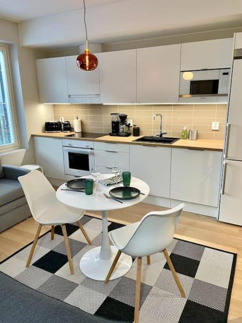 Coffee/tea facilities, Kitchen or kitchenette, Dining area, oven, stove, toaster