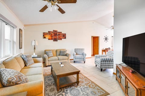 5 Mi to Weeki Wachee Spring Hill Home with Lanai House in Spring Hill