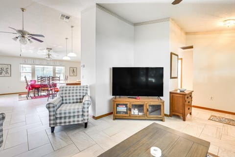 5 Mi to Weeki Wachee Spring Hill Home with Lanai House in Spring Hill