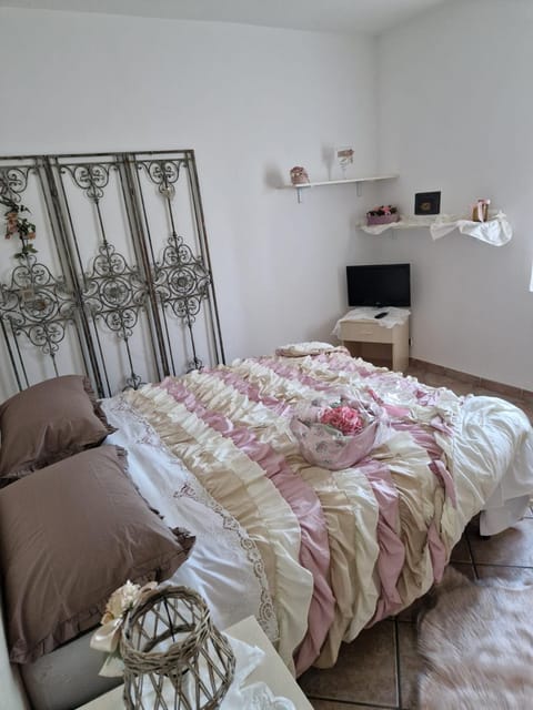Bed, TV and multimedia, Bedroom
