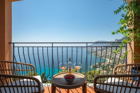 Natural landscape, Balcony/Terrace, Seating area, Dining area, Lake view, Mountain view, Sea view