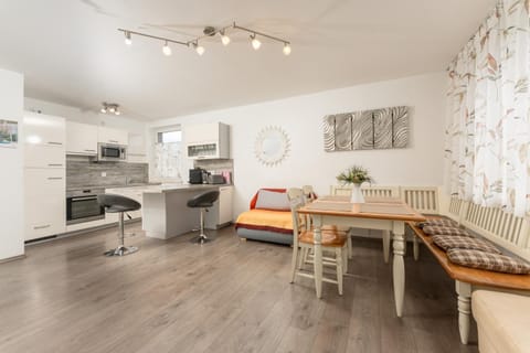 Kitchen or kitchenette, Living room, Seating area, Dining area, dishwasher, minibar, pet friendly, stove
