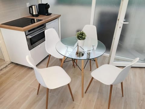 Coffee/tea facilities, Kitchen or kitchenette, Dining area, oven, stove, toaster