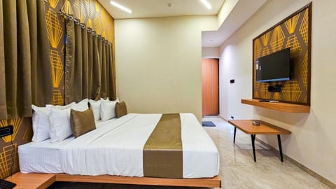 Bed, TV and multimedia, Living room, Photo of the whole room, Bedroom