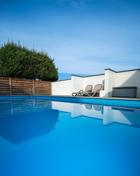 Pool view, Swimming pool, sunbed