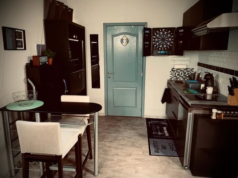 Kitchen or kitchenette, Dining area, stove