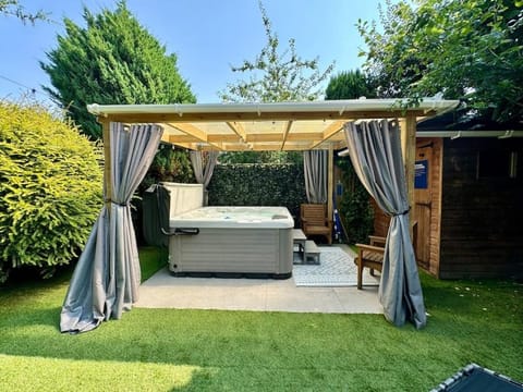 Property building, Patio, Spring, Day, Garden, Seating area, Garden view, sunbed