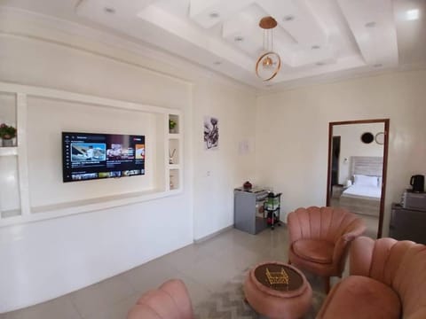 Communal lounge/ TV room, TV and multimedia, Living room, Seating area, Evening entertainment