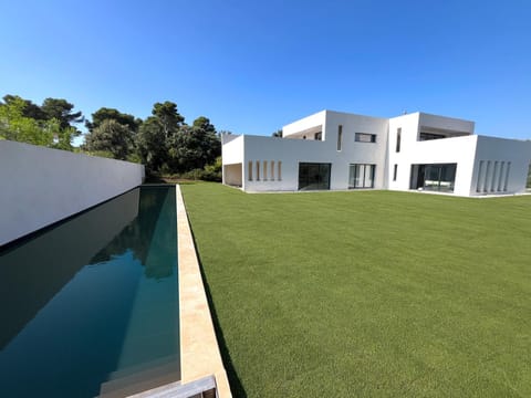 Property building, Garden, Swimming pool