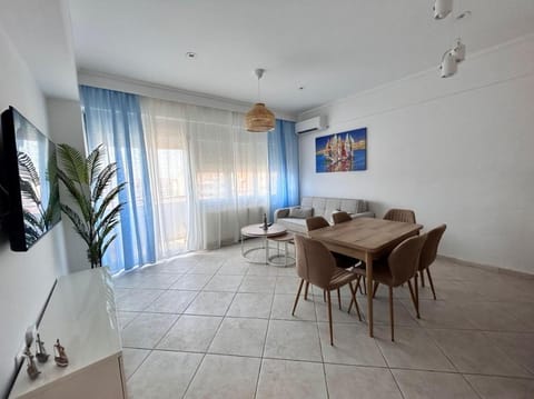 TV and multimedia, Kitchen or kitchenette, Living room, Seating area, Dining area