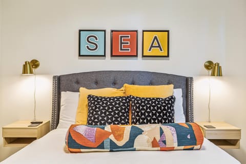 Travelers Dream, Walk to Space Needle, Firepit, cornhole House in South Lake Union