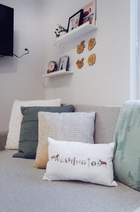 Travelers Dream, Walk to Space Needle, Firepit, cornhole House in South Lake Union