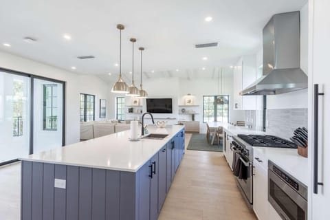 Brand New Build Larkshine House - Pool House in Stock Island