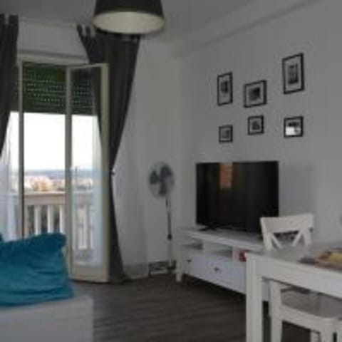 Communal lounge/ TV room, TV and multimedia, Living room, Decorative detail, Seating area, Evening entertainment
