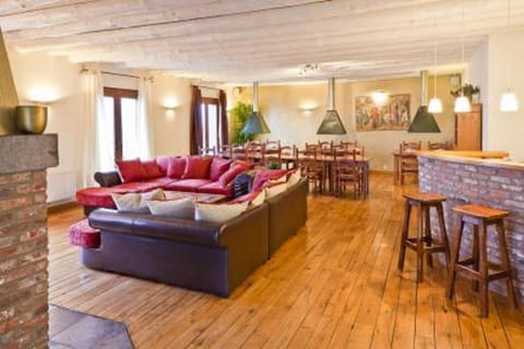 Communal lounge/ TV room, TV and multimedia, Living room, Lounge or bar, Banquet/Function facilities, Seating area, Dining area, Area and facilities