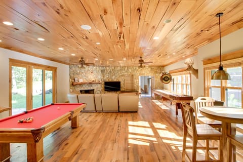 Sprawling Minnesota Home with On-Site Lake Access House in Lake Shore