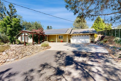 Relaxing Home with Pool 1 Mi to Lake Tulloch House in Copperopolis
