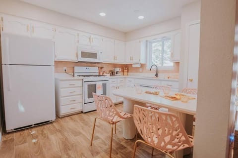 50 Shades of Pink-Private Hot Tub! House in Albuquerque