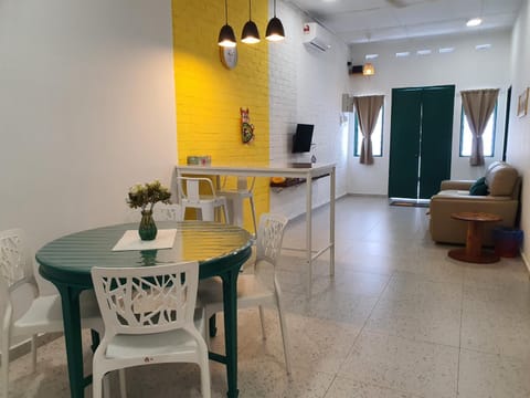 Seating area, Dining area