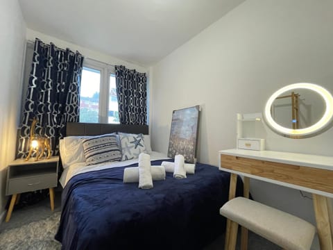 Property building, Bed, Photo of the whole room, Bedroom, towels