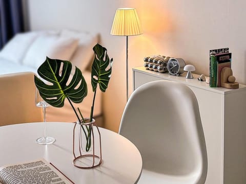 Bed, Living room, Photo of the whole room, Seating area, Bedroom