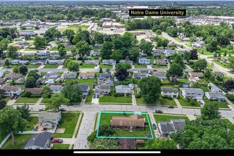 TDJ Getaway 4BR Home with game room Apartment in Mishawaka