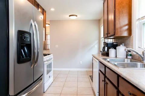 TDJ Getaway 4BR Home with game room Apartment in Mishawaka