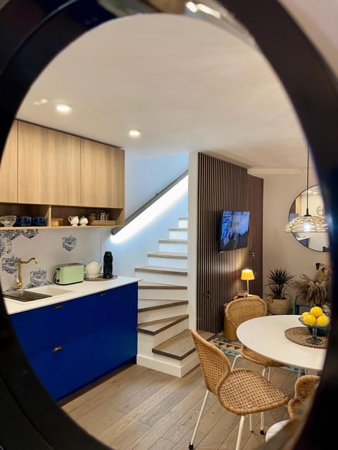 TV and multimedia, Kitchen or kitchenette, Living room, Seating area, Dining area