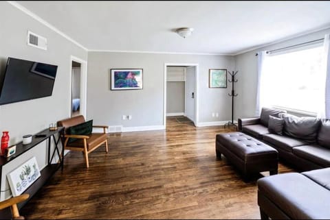 E, Memphis Home 5 min from I240W Apartment in Memphis