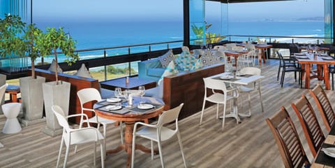 Property building, Restaurant/places to eat, Natural landscape, Food and drinks, Sea view