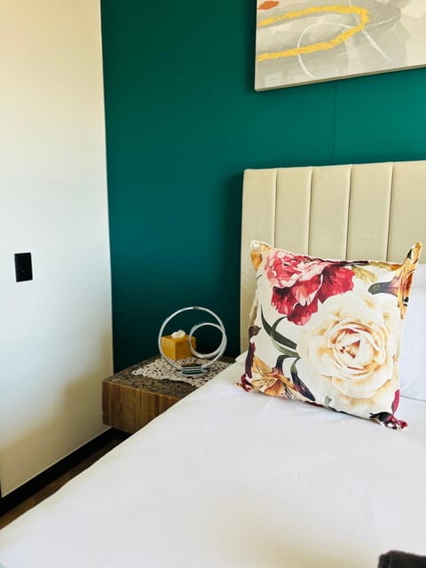 ZALS Luxury Accommodation-One bed-Cape Town Apartment hotel in Cape Town