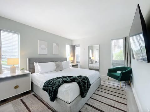 Bed, TV and multimedia, Photo of the whole room, Bedroom