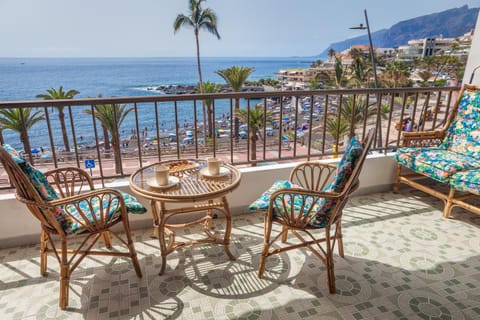 Day, Natural landscape, View (from property/room), Balcony/Terrace, Seating area, Dining area, Beach, Mountain view, Sea view