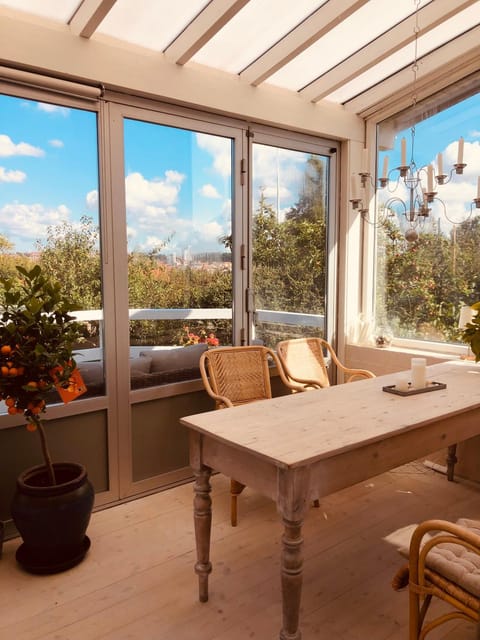 View (from property/room), Living room, Seating area, Dining area, City view, Garden view