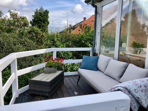 Patio, Balcony/Terrace, Seating area, City view, Garden view