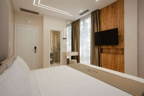 Bed, TV and multimedia, Photo of the whole room, Bedroom