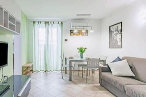 Communal lounge/ TV room, TV and multimedia, Living room, Seating area, Dining area, air conditioner