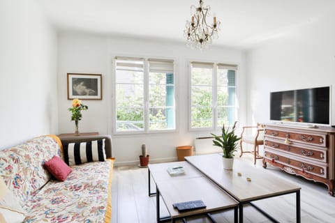 Communal lounge/ TV room, TV and multimedia, Living room, Seating area, Evening entertainment