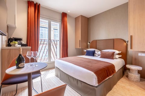 TV and multimedia, Coffee/tea facilities, Kitchen or kitchenette, Seating area, Bedroom